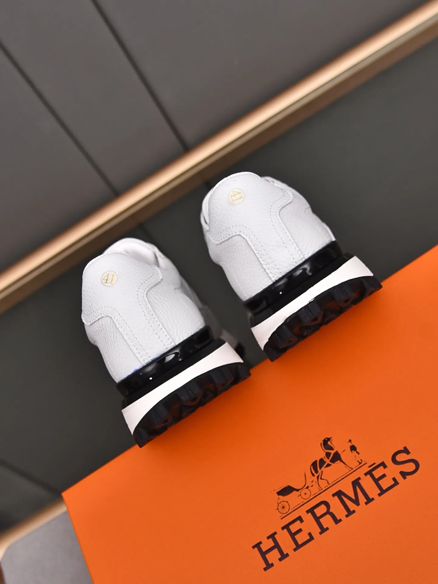 📛📛📛PPP440 (Hermes)🆕Men's color-blocked sneakers with textured calfskin details. Spliced ​​with original cowhide, this shoe draws inspiration from the equestrian world, integrating technical details and practical functions. Breathable sheep lining, original combination outsole, high-end quality, and every detail is perfectly combined! Size: 38-44 (45 can be customized)